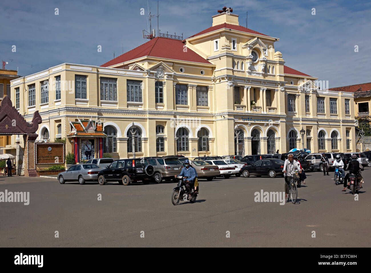 Bureau de poste Phnom Penh Cambodge, bâtiment historique symbolisant l'ère coloniale française avec sa magnifique et grande façade. S. E. Asie Banque D'Images