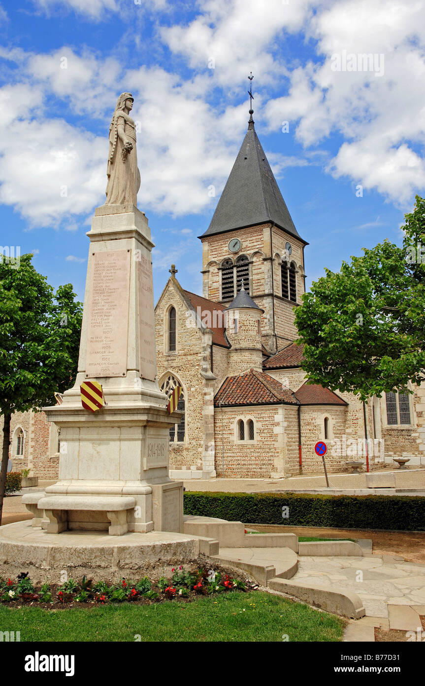 Monument aux morts en face de l'église, Villars-les-Dombes, Ain, Rhône-Alpes, France, Europe Banque D'Images