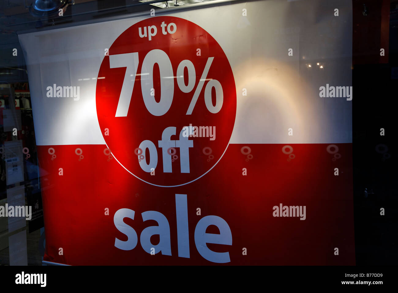 Jusqu'à 70 off sale sign in shop window les soldes de janvier 2009 Angleterre Ipswich Banque D'Images