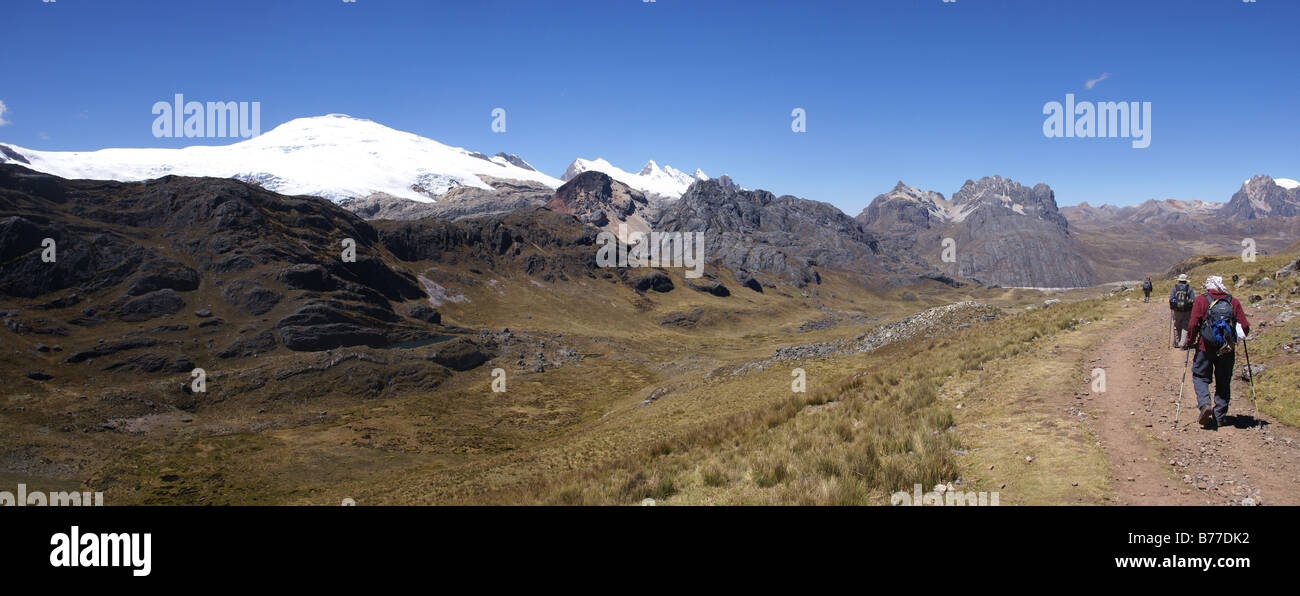 Randonneurs sur le sentier dans la haute cordillère des Andes Andes Cordillère Huayhuash Pérou Amérique du Sud Banque D'Images