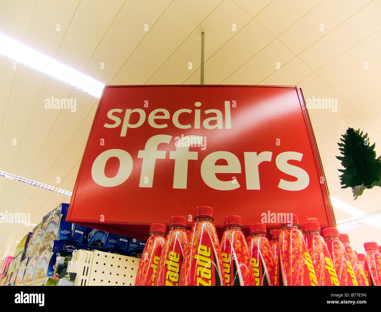 Une offre spéciale panneau dans un supermarché Banque D'Images
