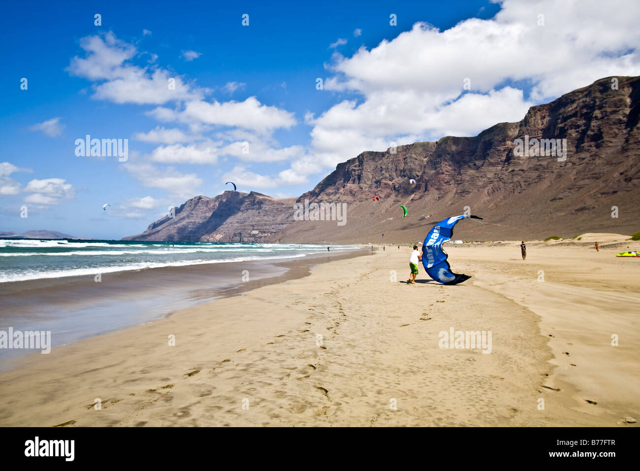 Playa de Famara risco de Famara beach Mountain rochers sable reflet Lanzarote Iles Canaries Espagne Banque D'Images