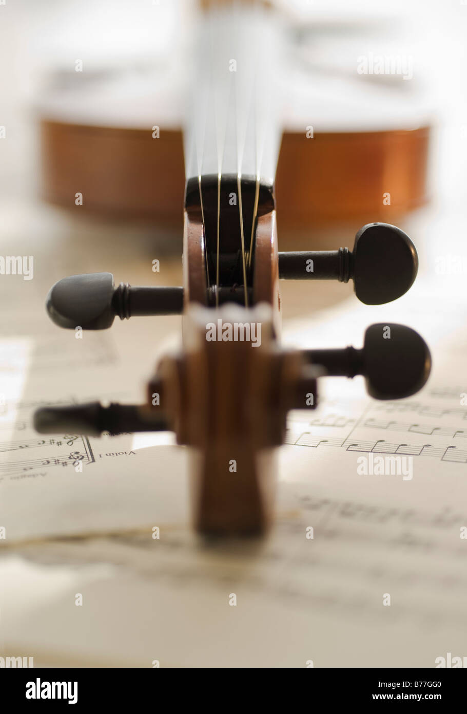 Close up of violin bow on sheet music Banque D'Images