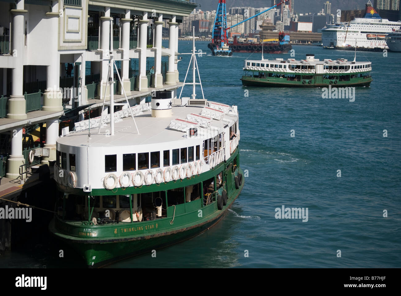 Star Ferry a amarré au terminal, Central Pier, Sheung WAN, Victoria Harbour, Hong Kong Island, Hong Kong, République populaire de Chine Banque D'Images