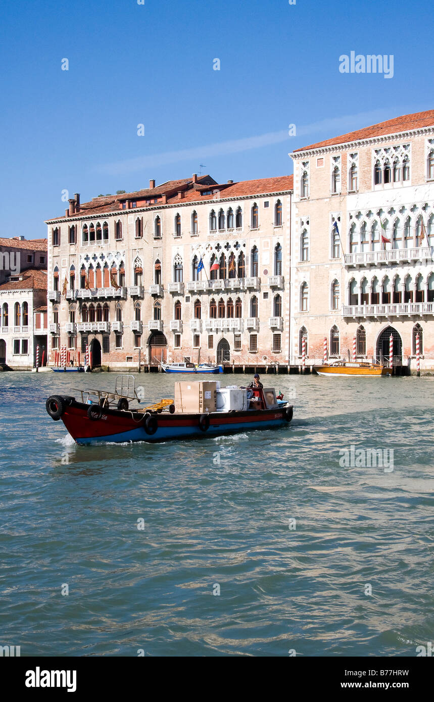 Bateau livraison sur le Grand Canal, Venise, Italie Banque D'Images