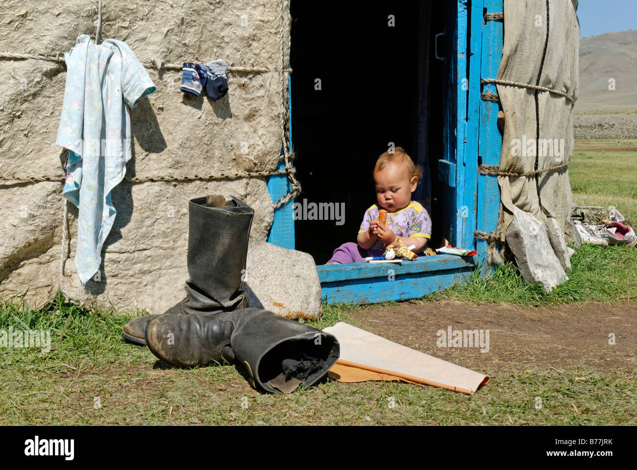 Bébé, enfant assis dans l'entrée d'une yourte, GER, l'Altaï, en Russie, en Sibérie, en Asie Banque D'Images