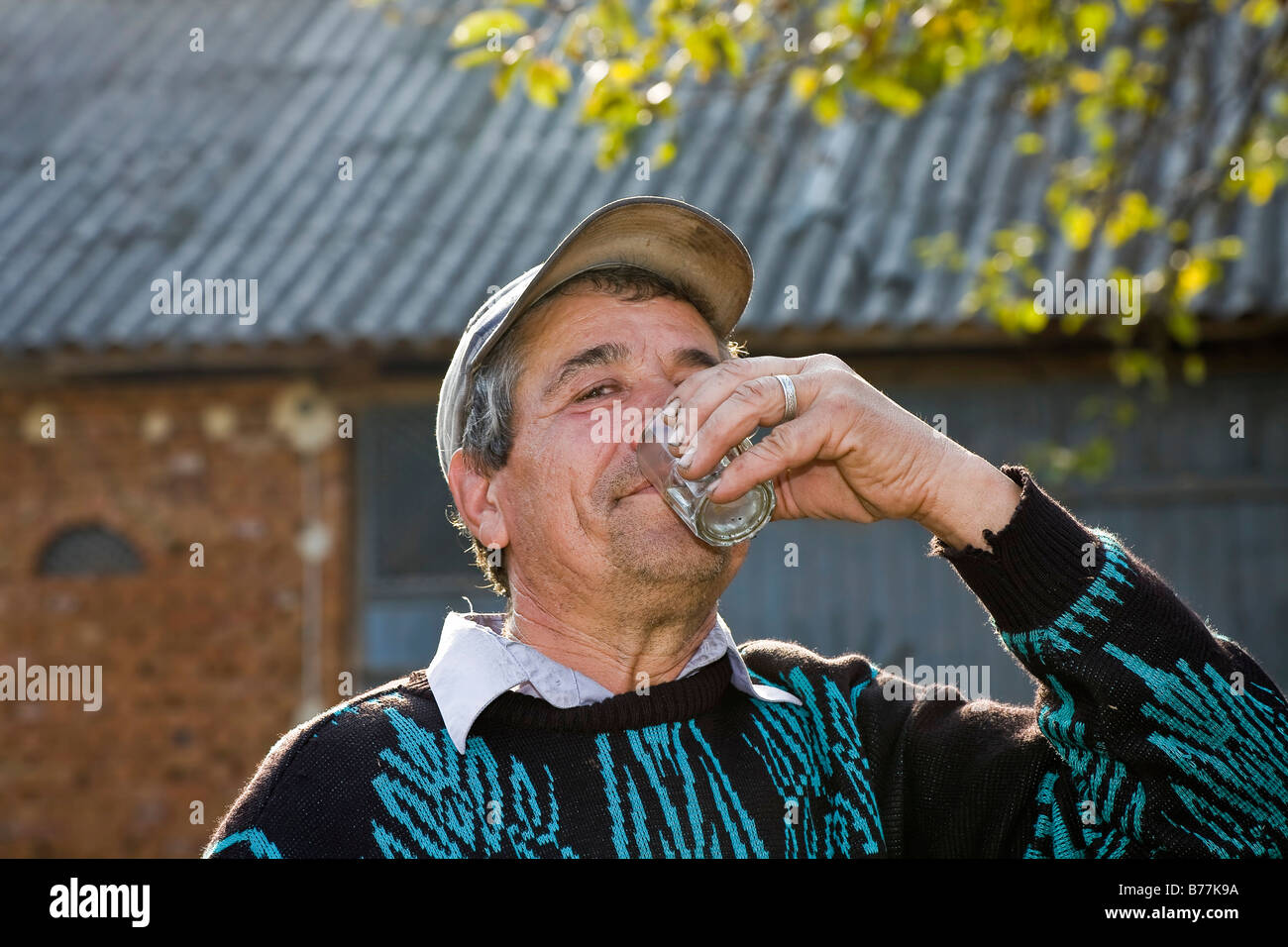 Romanian man drinking schnaps, Bezded, Salaj, Transylvanie, Roumanie, Europe Banque D'Images