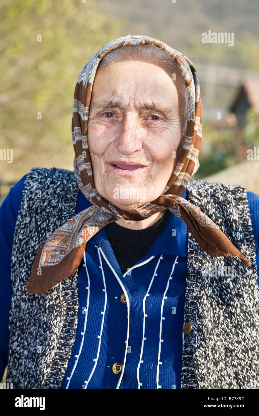 Portrait D Une Femme Roumaine Portant Un Foulard Bezded Salaj