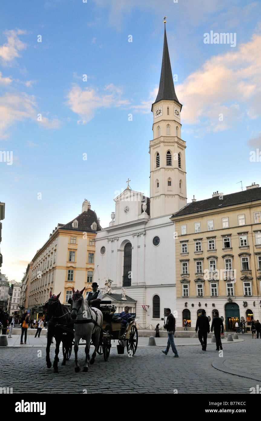 Cheval viennois buggy, Fiacre, en face de l'église Saint-Michel, Michaelerkirche, Michaelerplatz, Vienne, Autriche, Europe Banque D'Images