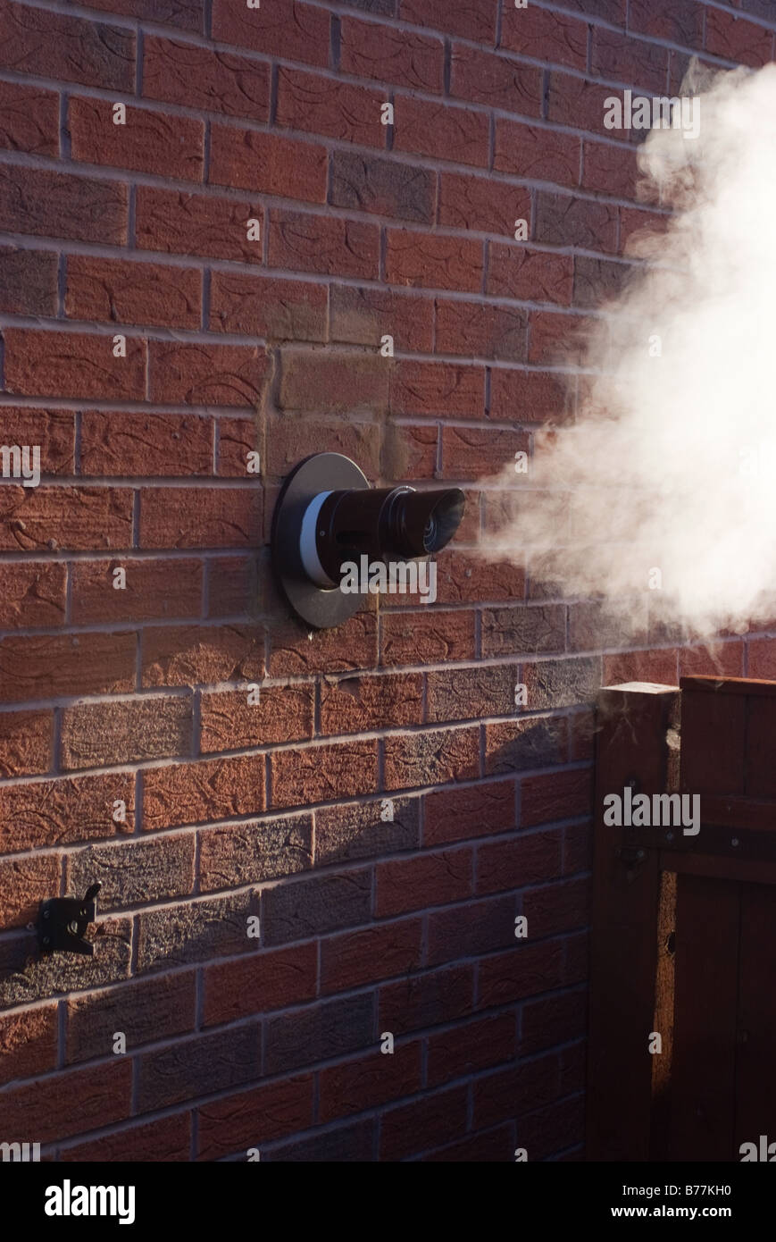 Vapeur vapeur expulse d'une chaudière à condensation tuyau d'échappement dans une cuisine britannique moderne Accueil Alsager Cheshire England Royaume-Uni Banque D'Images