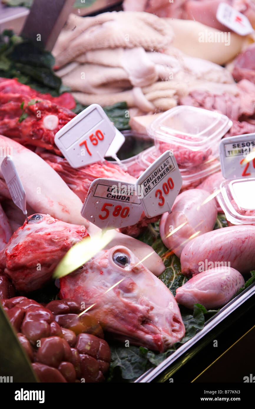 Les bouchers stand au marché couvert juste à côté de La Rambla de Barcelone, rue haute Banque D'Images