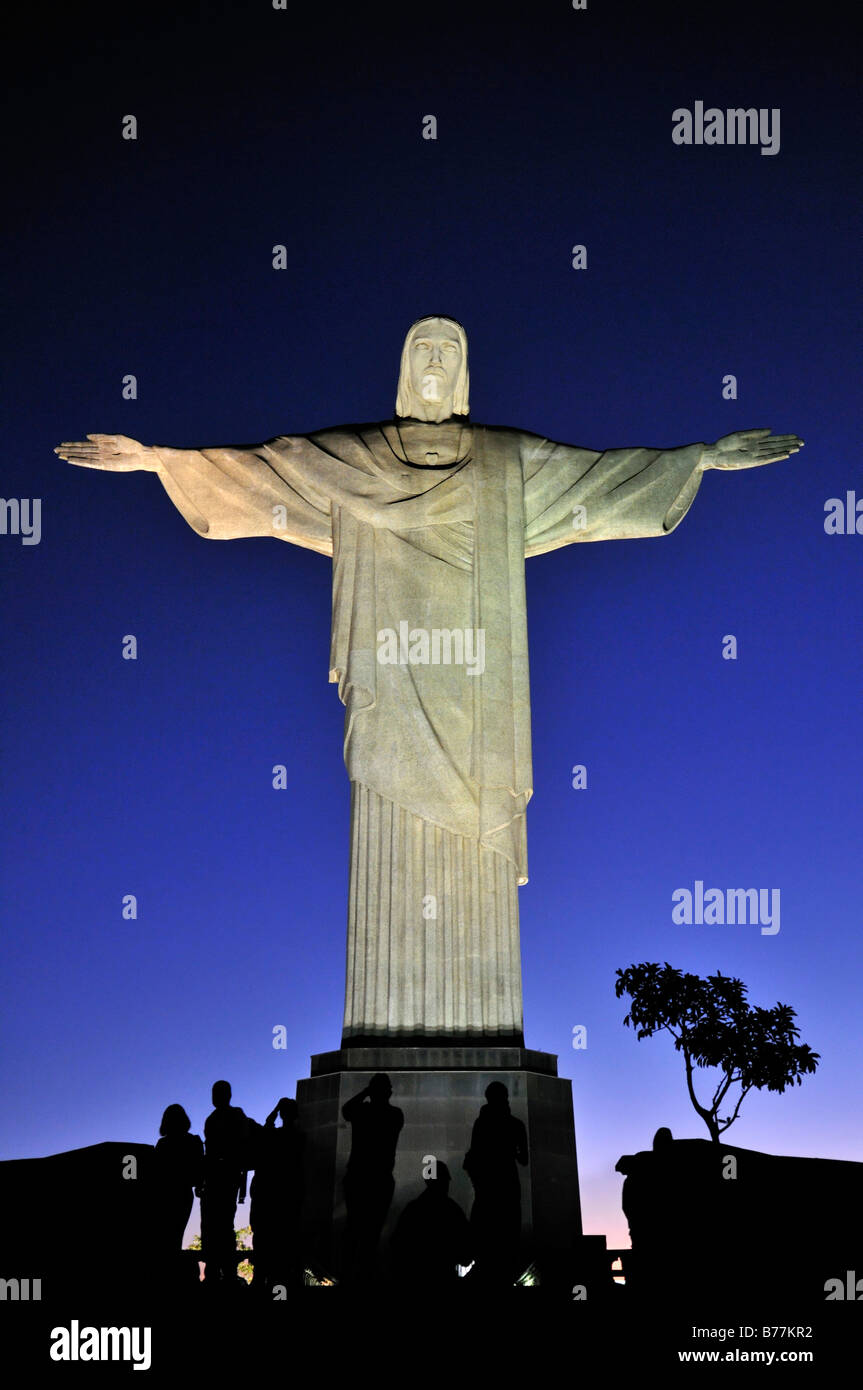 Statue Du Christ La Nuit Rio De Janeiro Bresil Amerique Du Sud Photo Stock Alamy Statue Du Christ La Nuit Rio De Janeiro Bresil Amerique Du Sud Photo Stock Alamy