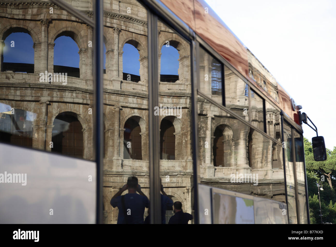 Italie Latium Rome,,,Colisée,réflexion,Bus Window Banque D'Images