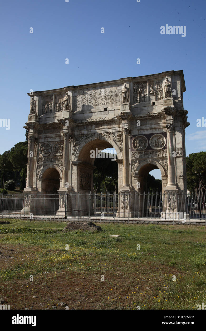 Italie Latium Rome,,,Piazza del Colosseo, Colisée, Arc de triomphe de Constantin Banque D'Images
