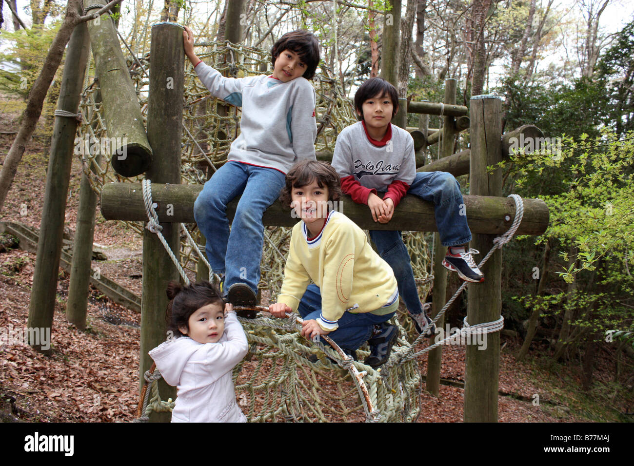 Le Japon,les enfants jouant dans le parc Banque D'Images