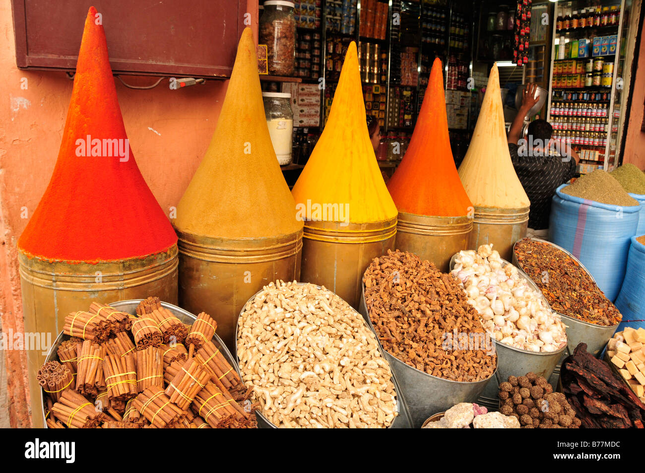 Des piles d'épices au souk, marché, dans la Medina, centre-ville historique de Marrakech, Maroc, Afrique Banque D'Images