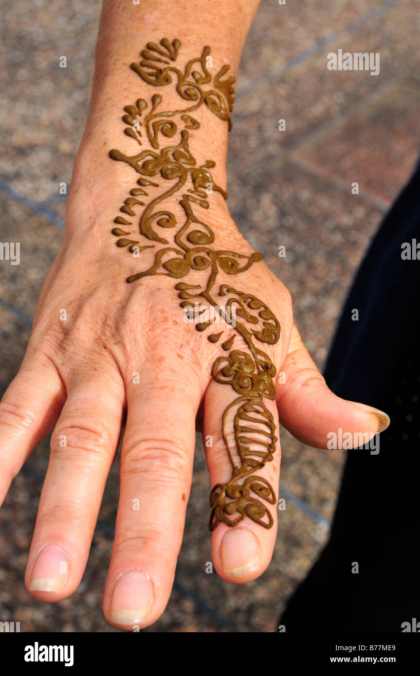 Tatouage au henné sur la main d'un touristiques, Place Jemma el-Fna, Place de l'imposteur, pendus square, Marrakech, Maroc, Afrique Banque D'Images