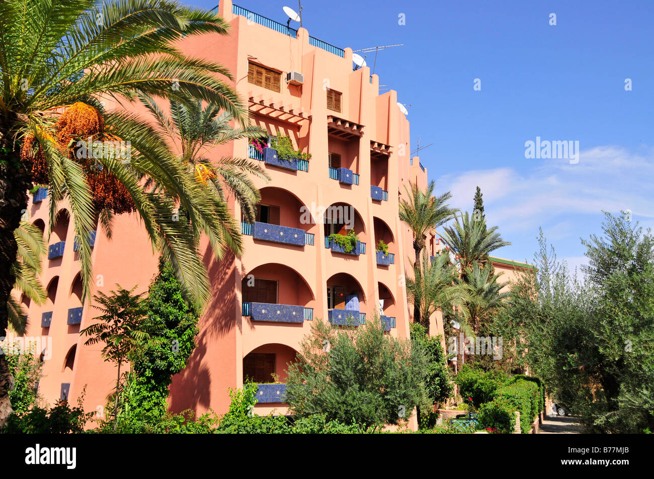 Couleur de grès de nouveaux bâtiments dans le quartier Gueliz dans la ville nouvelle de Marrakech, Maroc, Afrique Banque D'Images