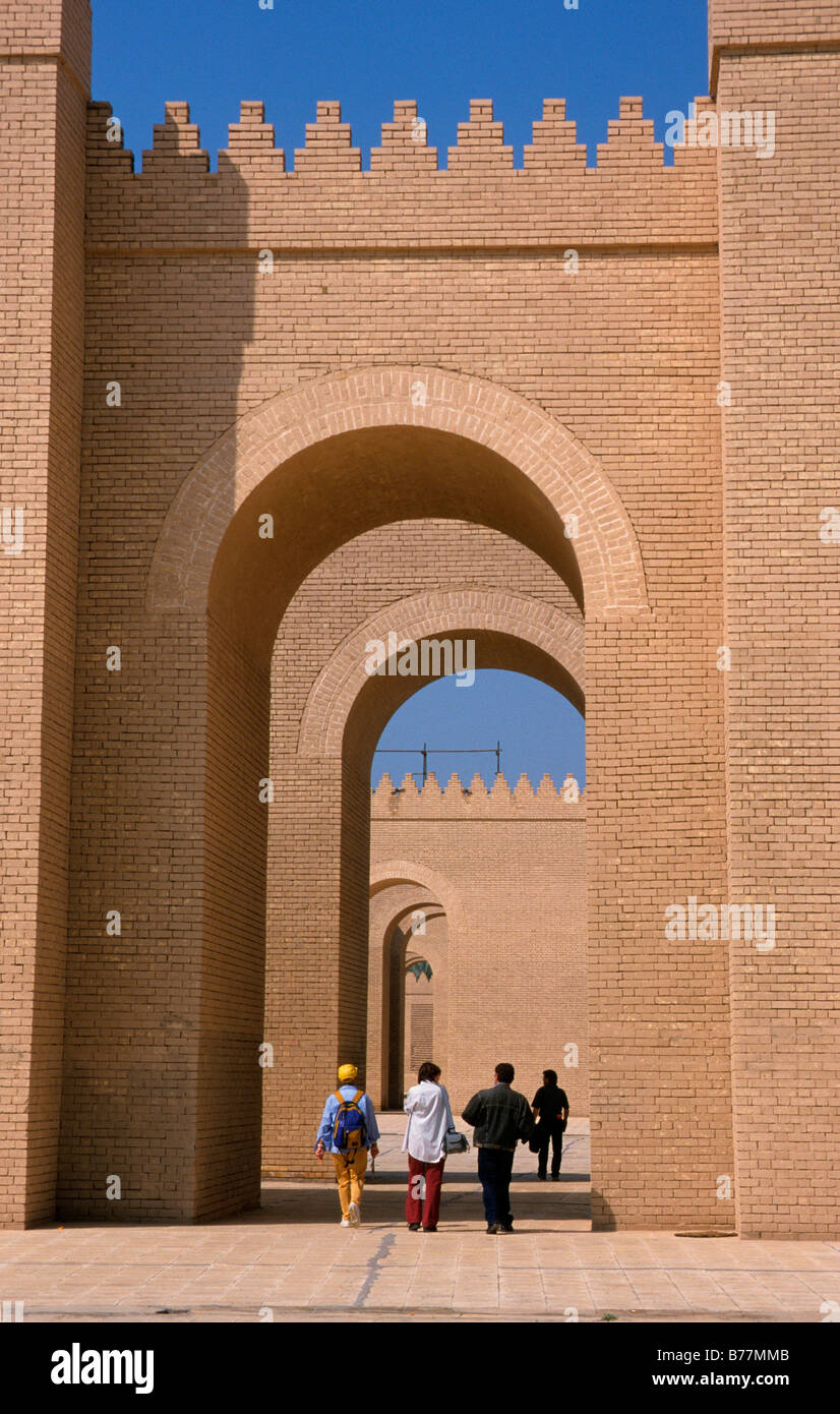 Vue de l'entrée principale du Palais Royal de Nabuchodonosor II à partir de la cour du harem, de la reconstruction, Babylone, l'Iraq, MI Banque D'Images