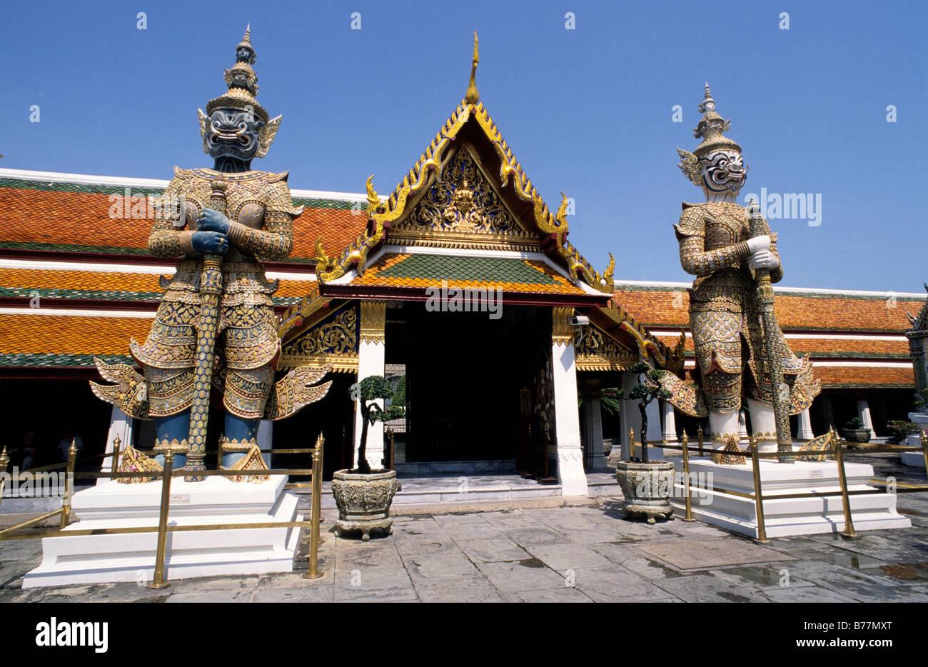 Les gardes à l'extérieur du démon monastère bouddhique Wat Phra Keo à Bangkok, Thailande, Asie Banque D'Images