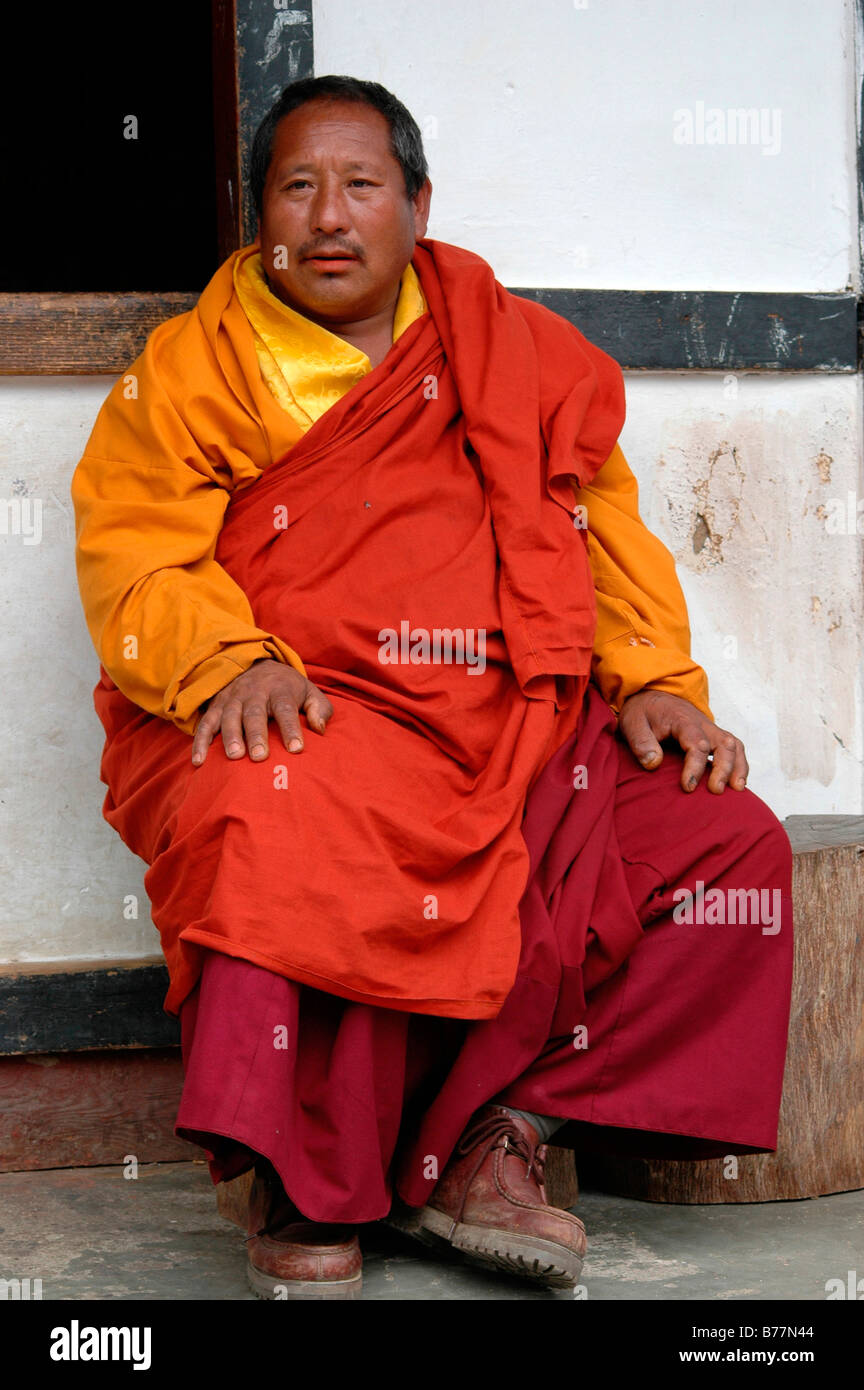 Monk portant le costume traditionnel, la vallée de Paro, Bhoutan, Himalaya, Asie Banque D'Images