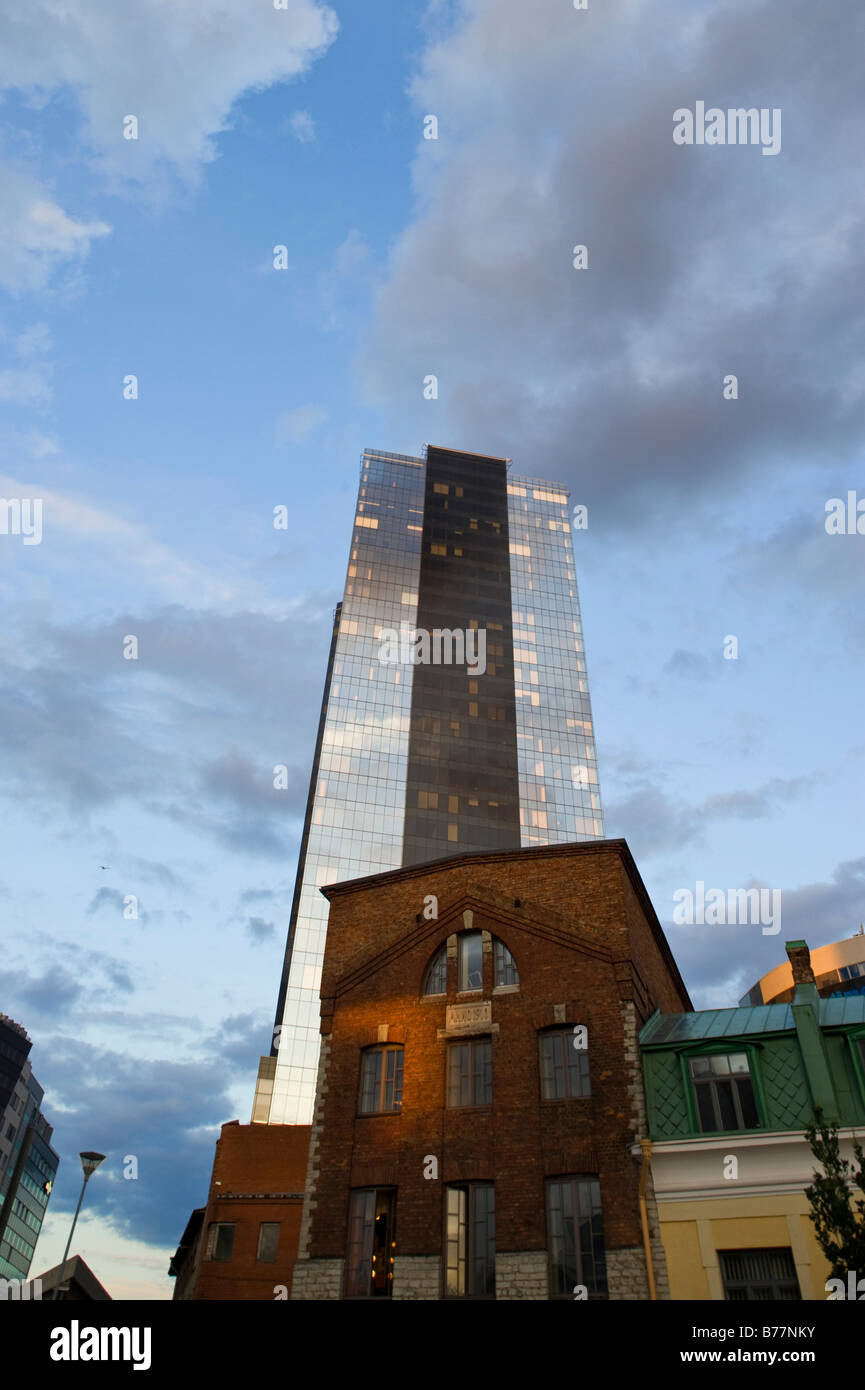 Immeuble de grande hauteur et d'une ancienne usine dans le quartier d'affaires de Tallinn, Estonie, pays Baltes, nord-est de l'Europe Banque D'Images
