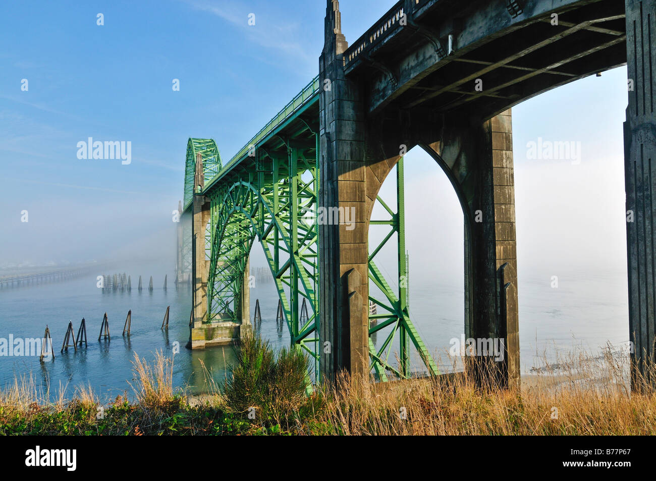 Vieux pont en acier, Yaquina Bay Bridge, attraction touristique, Newport, Lincoln County, côte de l'Oregon, USA, Amérique du Nord Banque D'Images