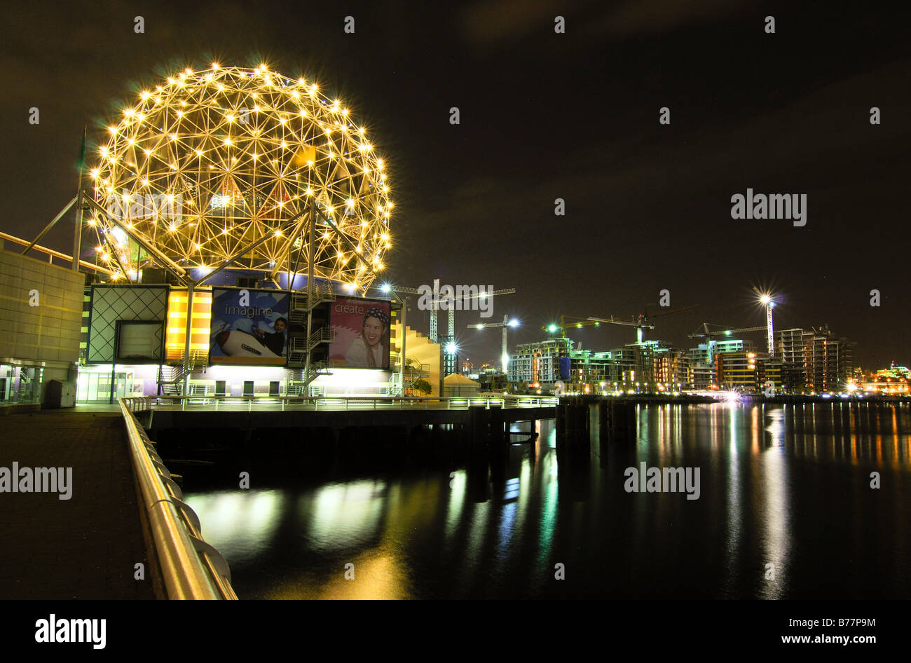 Science World building at night, ligne d'horizon à l'arrière, allumé des grues, Vancouver, British Columbia, Canada, Amérique du Nord Banque D'Images