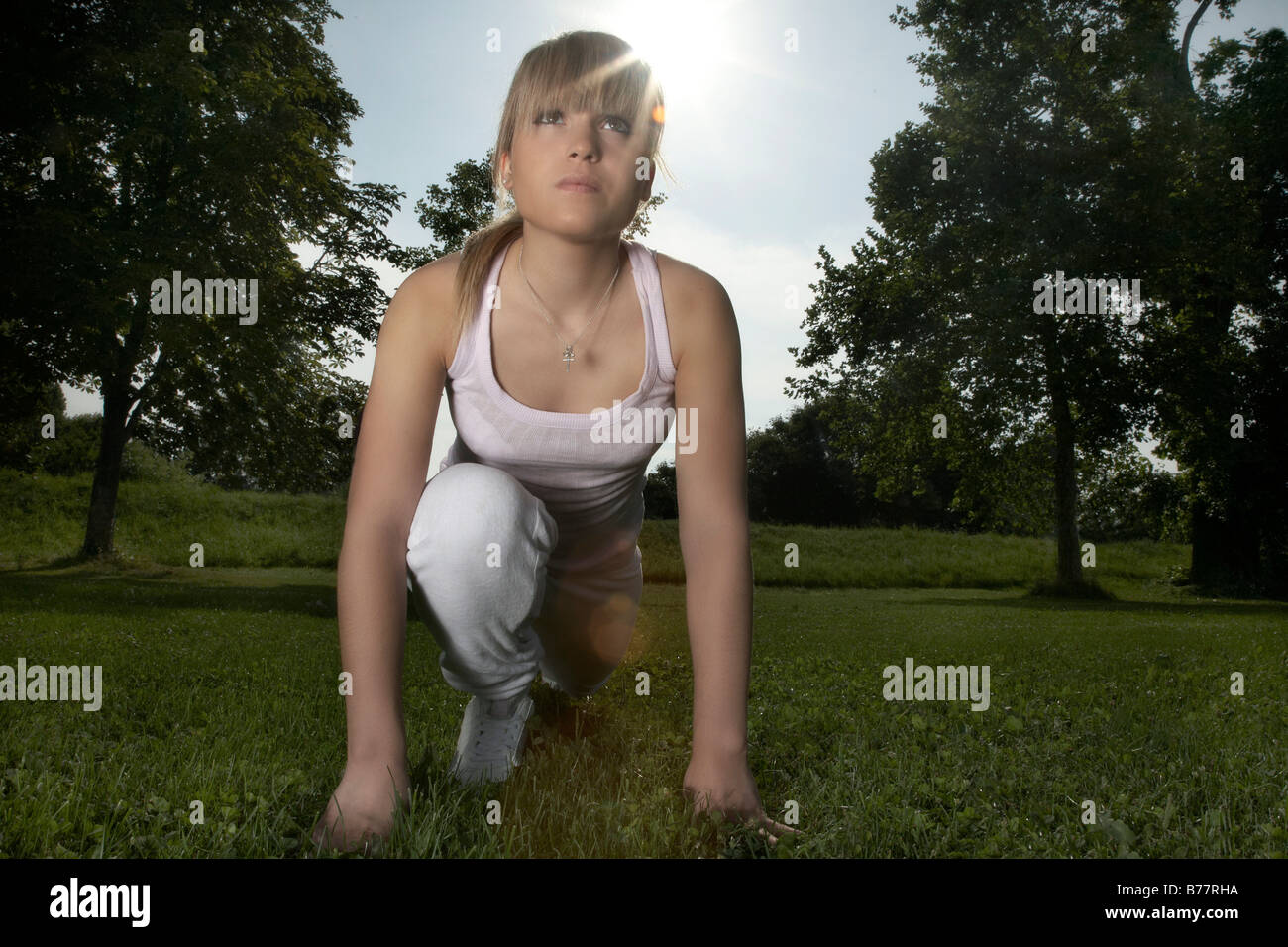 Jeune, blond foncé woman stretching Banque D'Images
