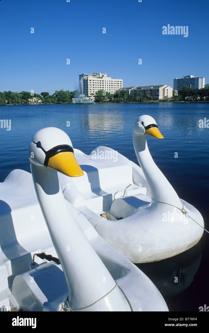 Bateaux Swan Lake Eola Orlando Floride Banque D'Images