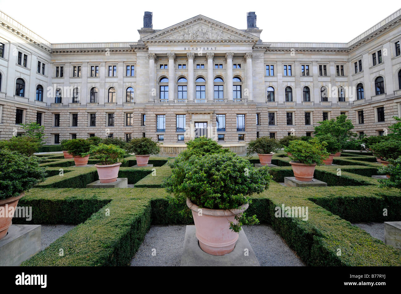 Bundesrat bâtiment et jardins, la chambre haute du parlement allemand, Berlin, Germany, Europe Banque D'Images