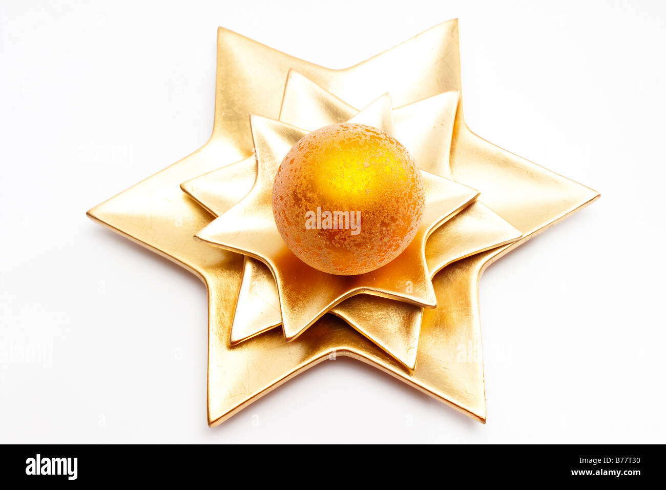 Boule de Noël sur la plaque en forme d'étoile Banque D'Images