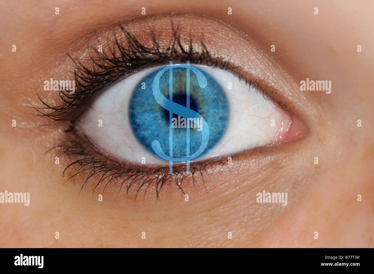 Oeil avec un symbole dollar superposé sur un iris bleu, détail, symbolique de l'avarice Banque D'Images