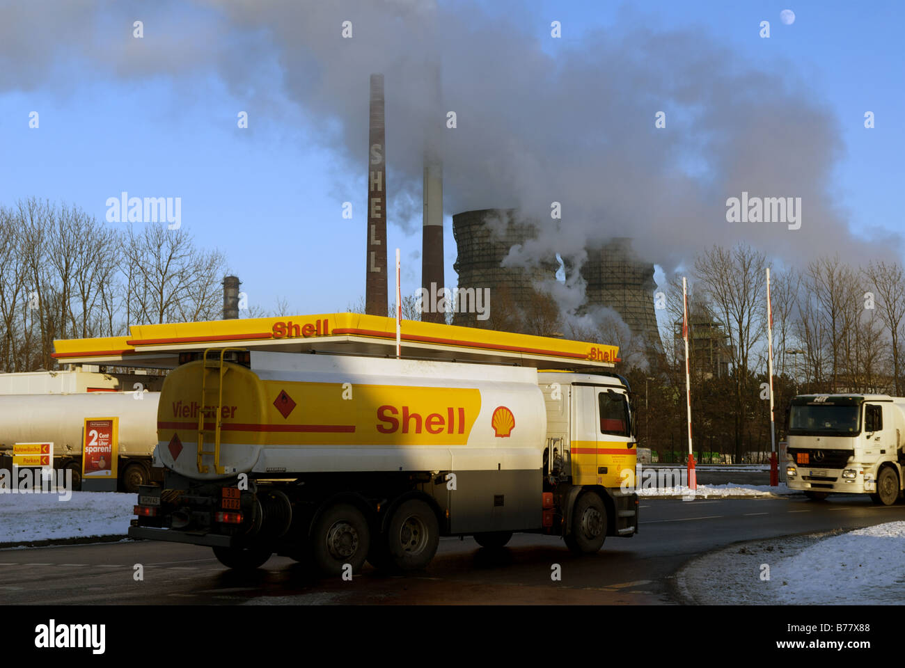 Station service Shell et pétrolier, raffinerie de pétrole, l'Allemagne. Banque D'Images