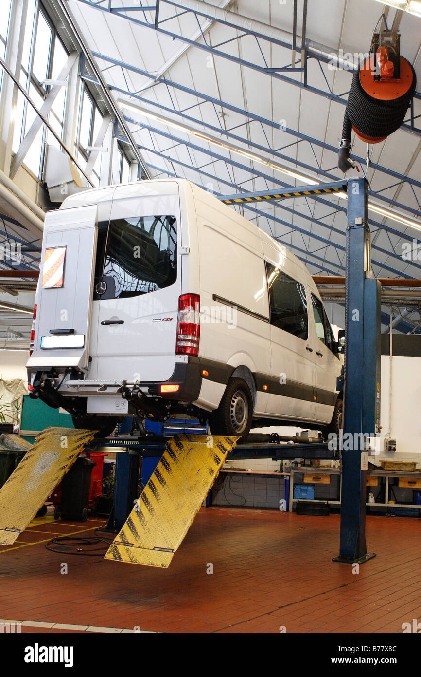 Mercedes Sprinter dans un garage sur une plate-forme de levage Banque D'Images