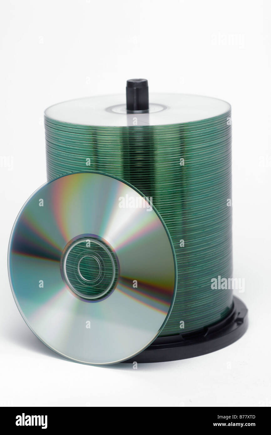 Des piles de CD, Studio shot, fond blanc Banque D'Images