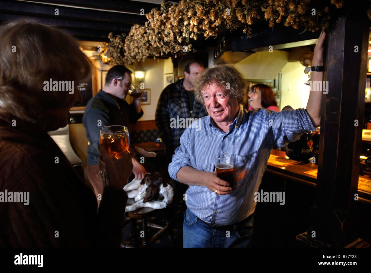 Clients d'un pub anglais traditionnel de boire une bière UK Banque D'Images