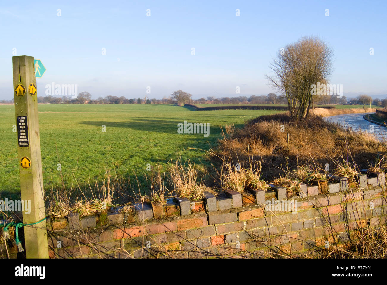 Dans la campagne d'orientation indiquant un sentier public ou droit de passage sur les terres agricoles près de Alsager Cheshire England UK Banque D'Images