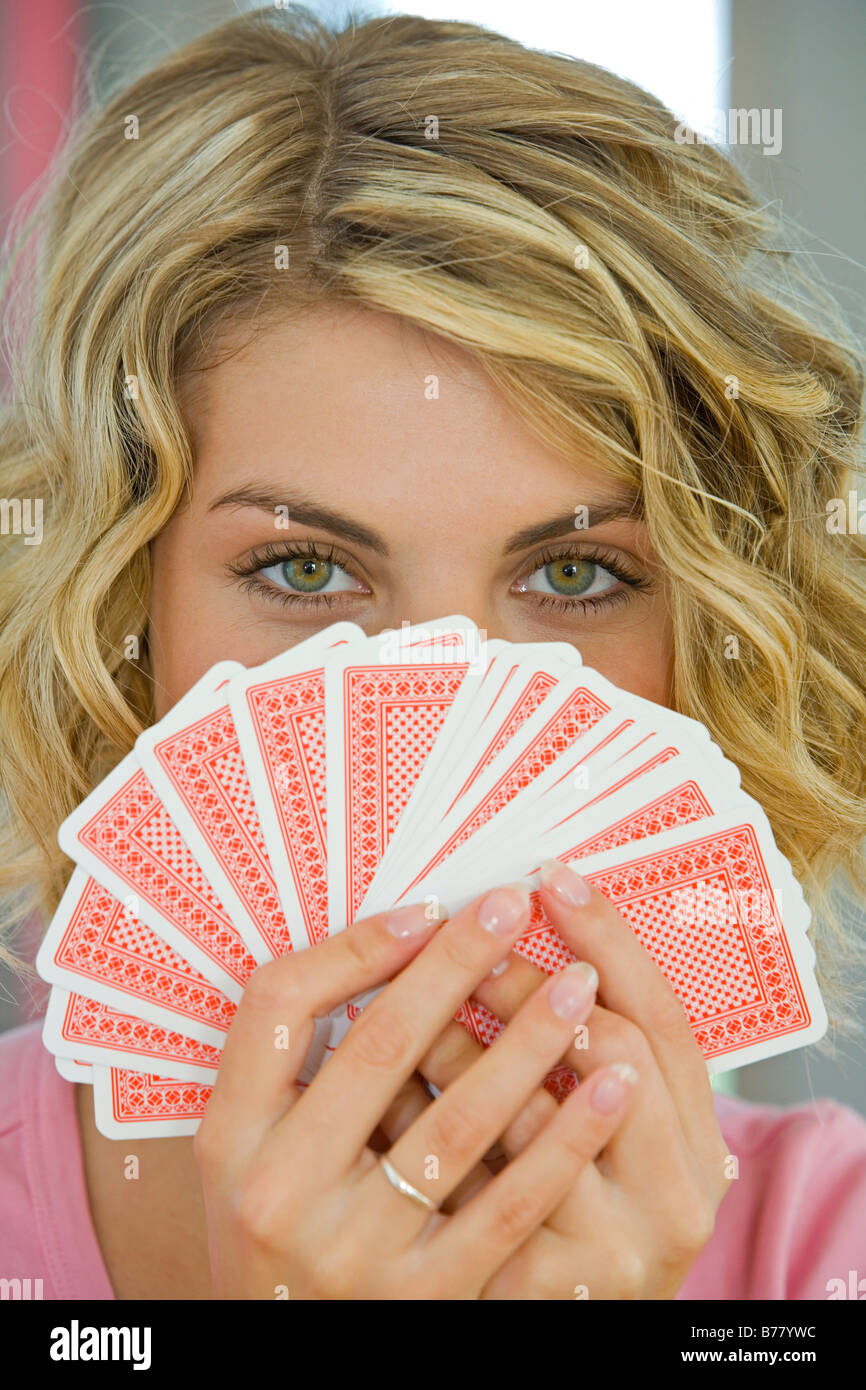 Retty Jeune femme jouant aux cartes, Poker Face Banque D'Images