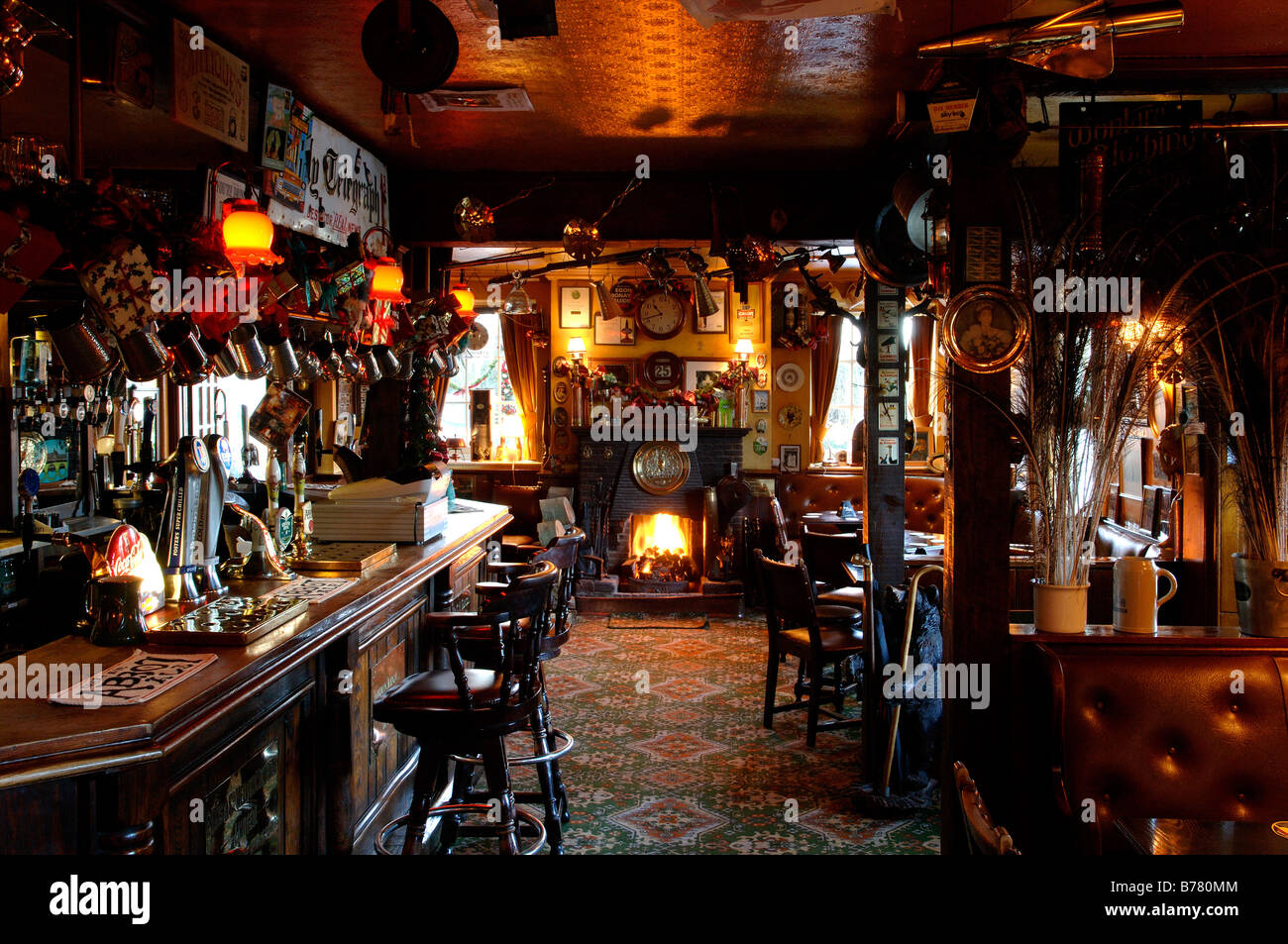 Ouvrir le feu dans un pub anglais traditionnel Banque D'Images