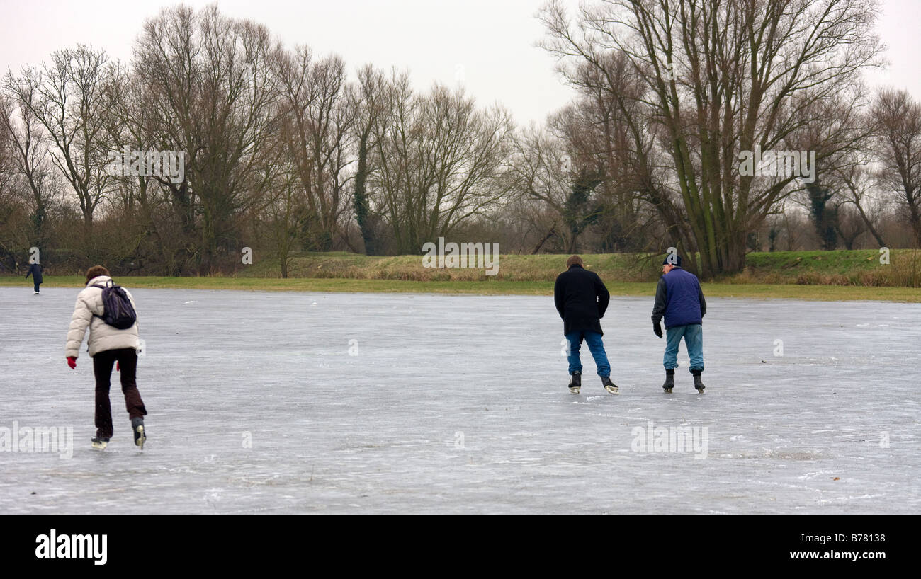 Une rare occasion de profiter de la météo pour certains de patinage libre sur la fen congelé. Banque D'Images