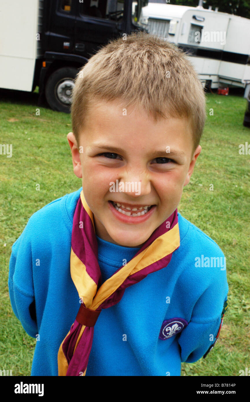 Un garçon Scout castor dans son modèle uniforme publié Banque D'Images