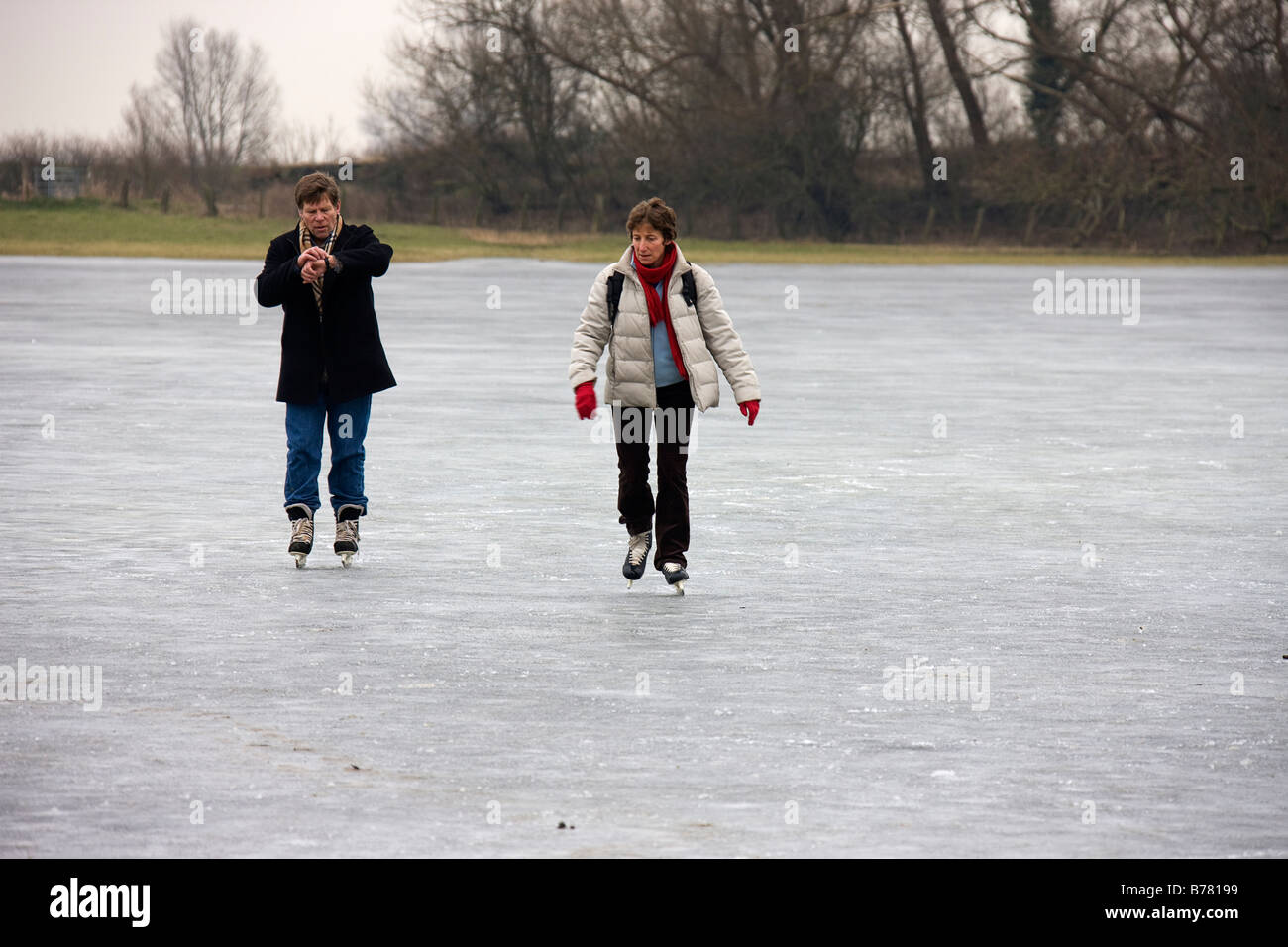 Après avoir profité de la météo pour certains de patinage libre sur la fen congelé.Il est temps d'aller Banque D'Images