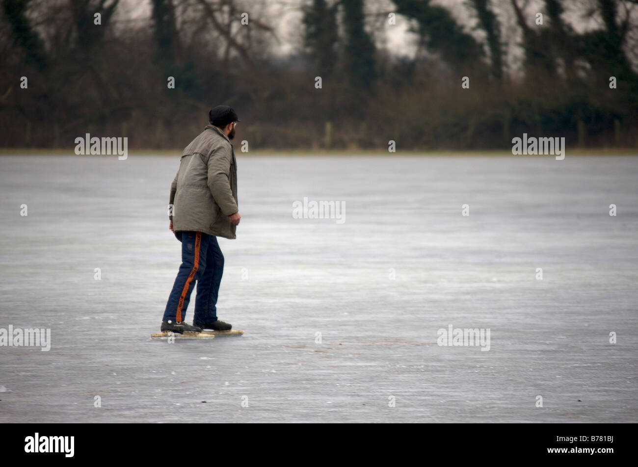 Une rare occasion de profiter de la météo pour certains de patinage libre sur la fen congelé. Banque D'Images