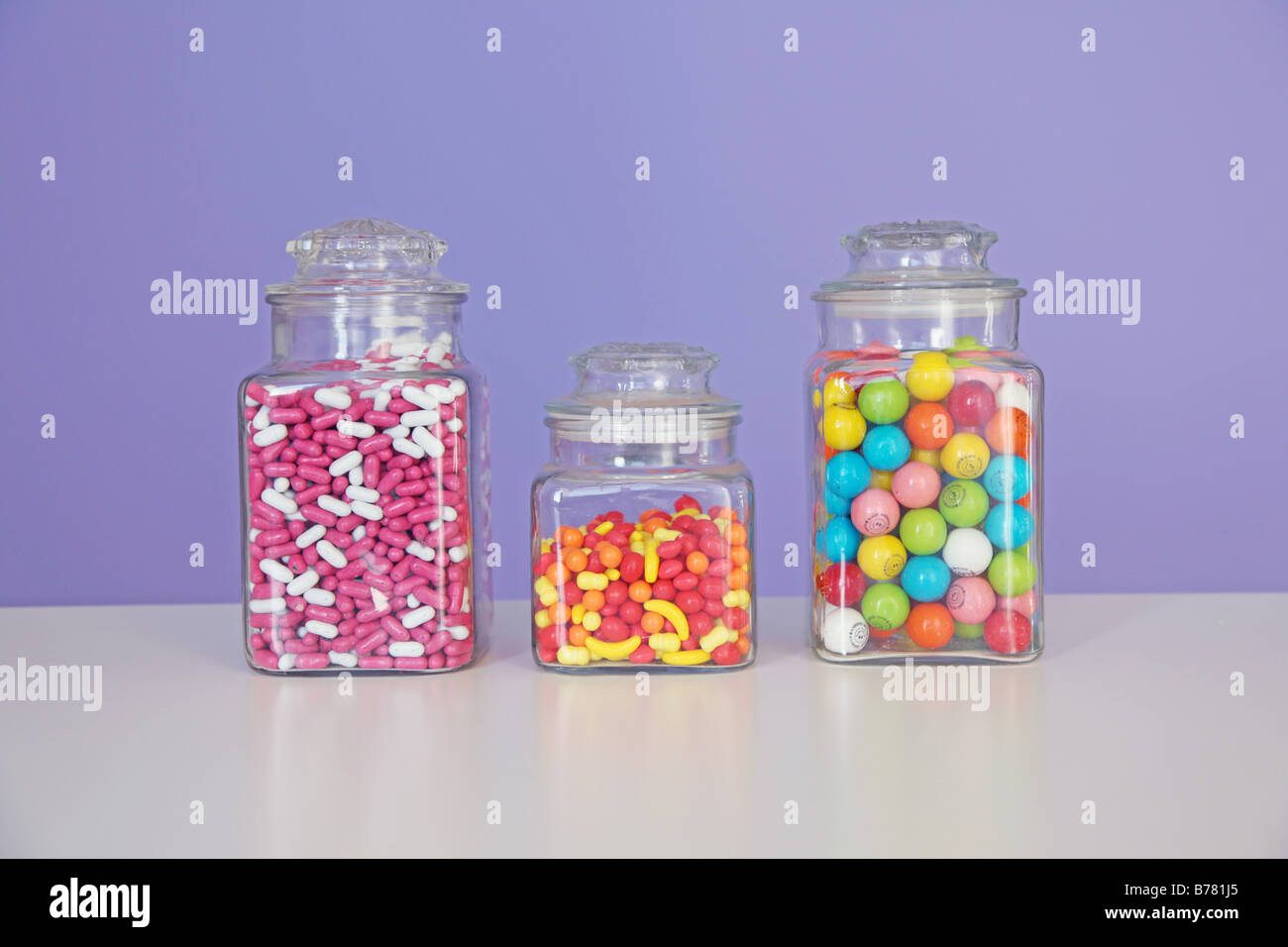Bocaux bonbons candy store bon n'abondance avortons bonbons colorés gumballs cavités traite trois jar choix horizontal de l'image de la nutrition Banque D'Images