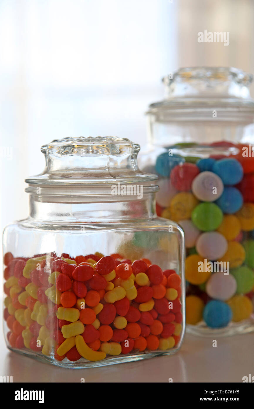 Bocaux bonbons candy store bon n'abondance avortons bonbons colorés gumballs cavités traite choix jar vertical image Choix de la nutrition Banque D'Images