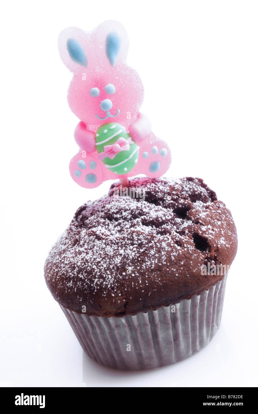 Muffin au chocolat avec décoration de Pâques Banque D'Images