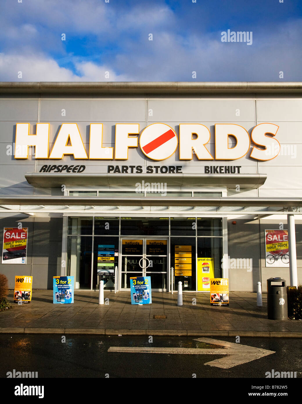 Halfords magasin au détail Braehead estate, Renfrewshire, en Écosse. Banque D'Images