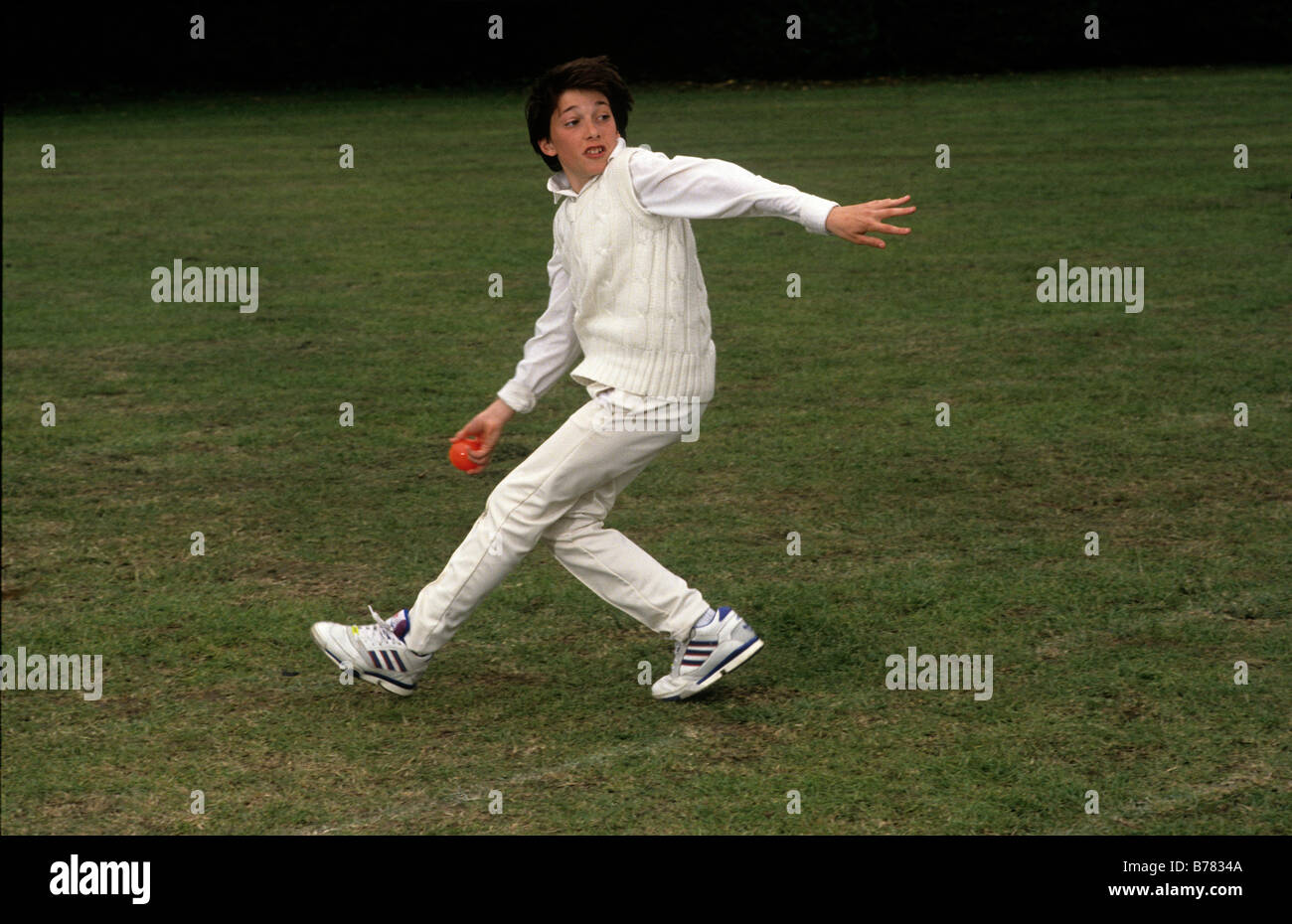 London UK Les enfants à apprendre à jouer au cricket avec des cours privés Banque D'Images