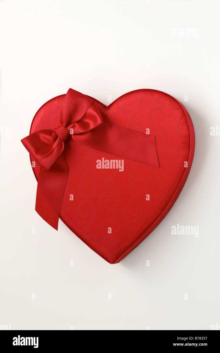 Boîte coeur de bonbons coeur rouge saint valentin fond blanc découper arc rouge chocolats cadeau Banque D'Images